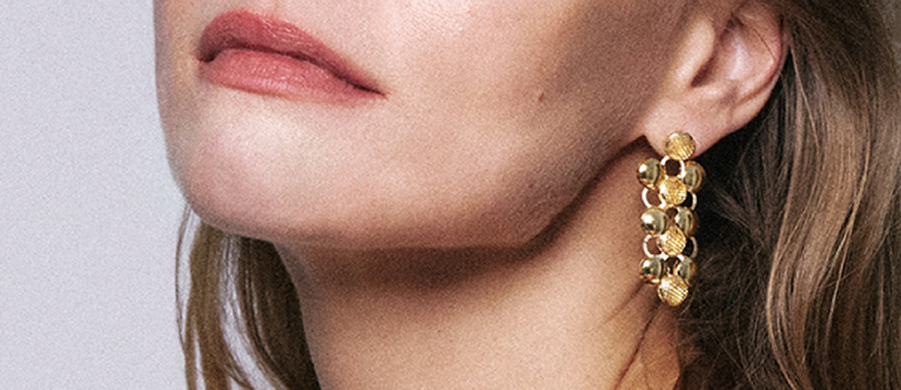 Earrings for a red dress: Which ones should you choose?  JOSE LUIS Joyeras