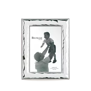 Marco Beltrami Rectangular de Plata Bilaminada para Fotografías de 18 X 24 cm. Bisel Liso con Ondas de 3,5 cm de Ancho. ES1107/5L