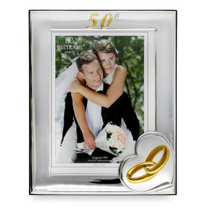 Marco de Plata Bilaminada Rectangular para Fotografías de 13 x 18 cm con Bisel Liso de 2,5 cm de Ancho. Esquina Corazón Mateado con Alianzas Enlazadas y 50 Aniversario de Boda. ES1161N/504L