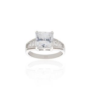 Sortija de Plata Tipo Solitario con Circonita Talla Princesa Central Engarzada en Garras y Aro con Circonitas Talla Bagué. Calibre 09 mm. 1144-14