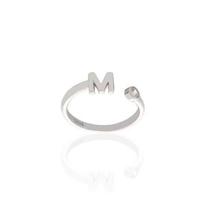 Sortija de Plata Abierta Letra M Calibre 05 mm. Chatón de Circonita Calibre 03 mm. 1368-M