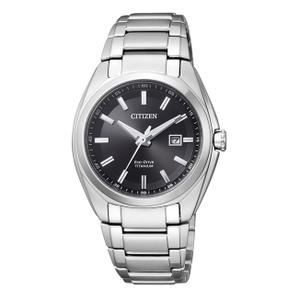 Reloj Citizen Eco-Drive para Señora de Titanio con Armis de Calibre 20mm. Esfera Negra con Números Palos y Calendario. Cristal de Zafiro. Sumergible 100m. Caja 34mm EW2210-53E