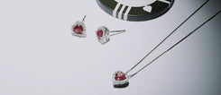 Pendientes diferentes en cada oreja: la nueva tendencia en joyería