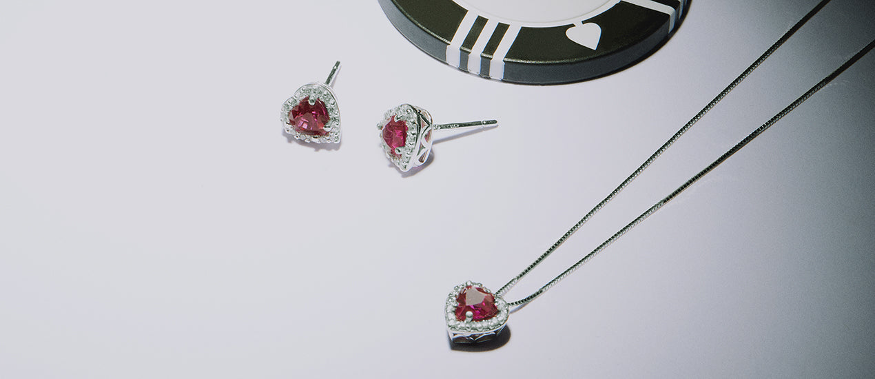 Pendientes diferentes en cada oreja: la nueva tendencia en joyería