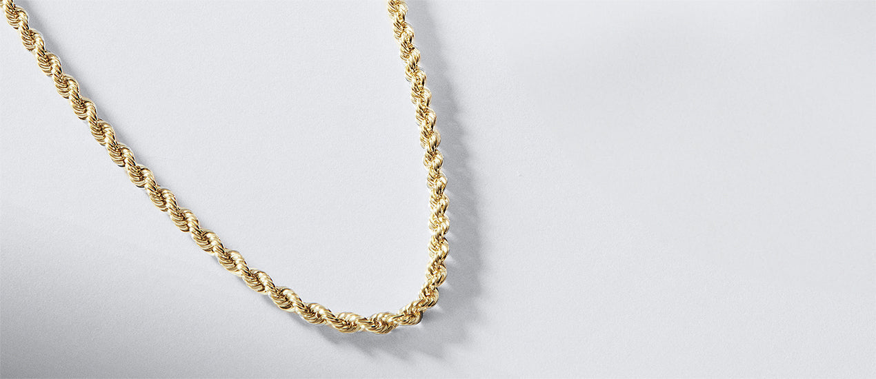 Cómo combinar cadenas de oro: guía de estilos y tendencias