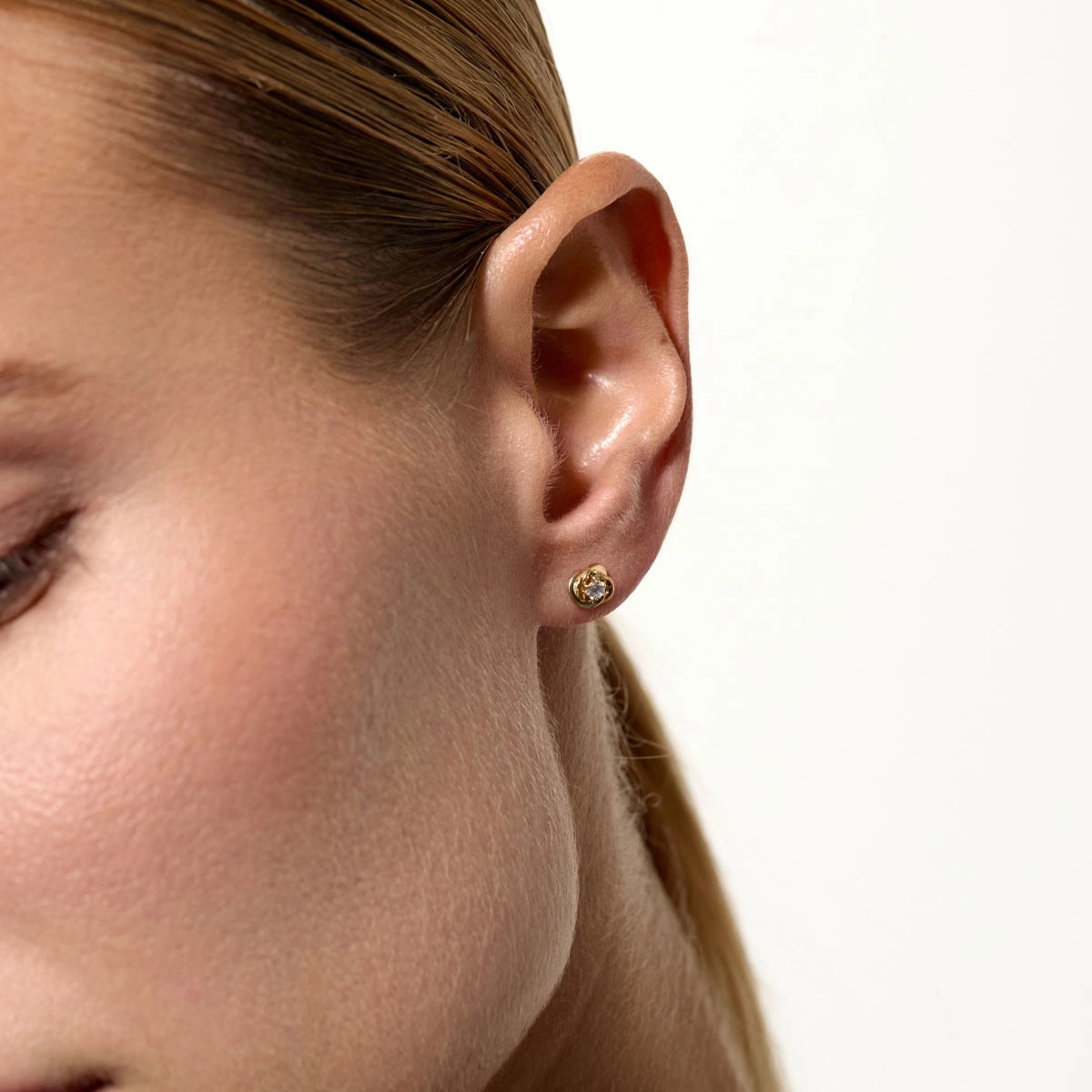 Pendientes de oro 18K nudo circonitas 5 mm