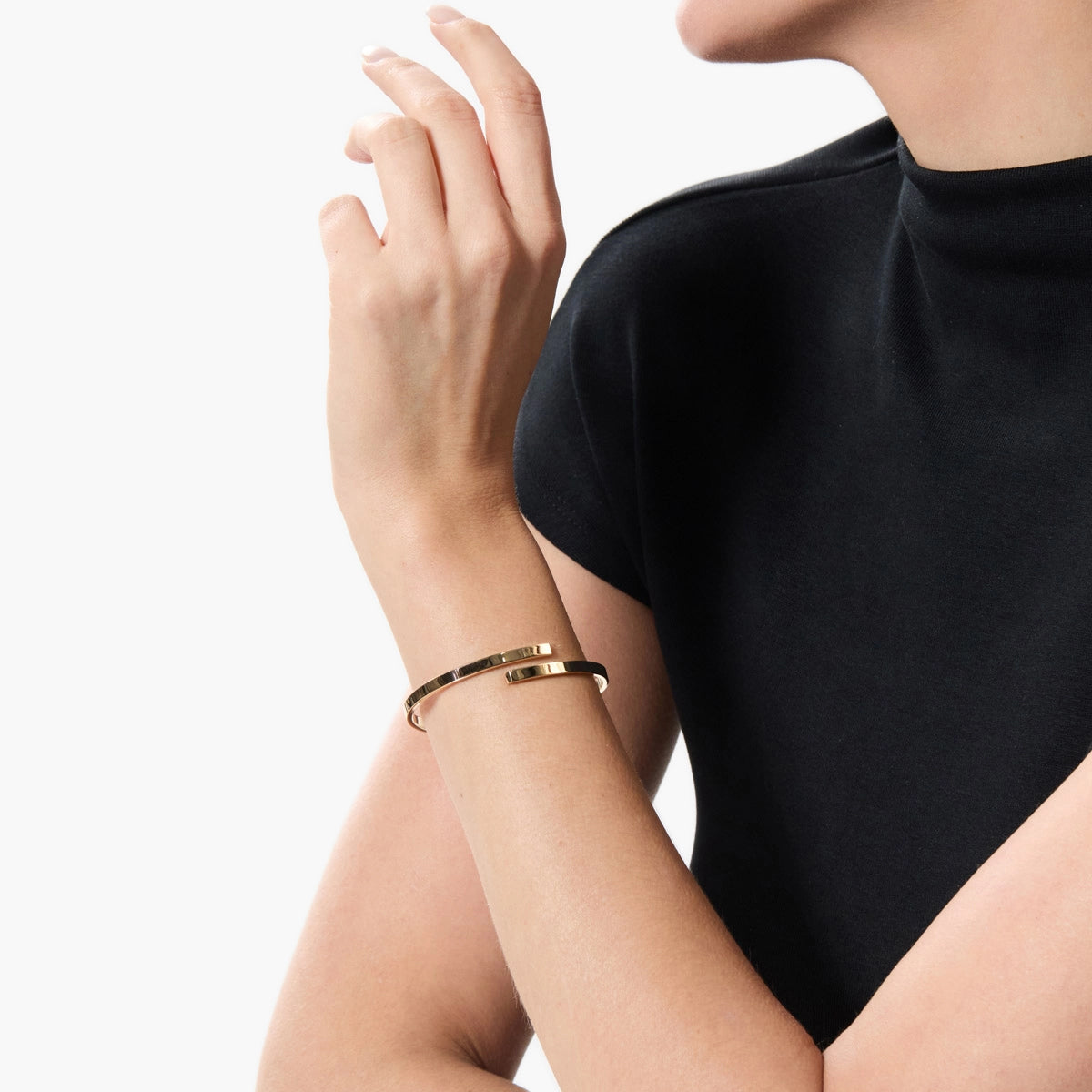 Pulsera rígida cuadrada de oro 18K 63x50 mm