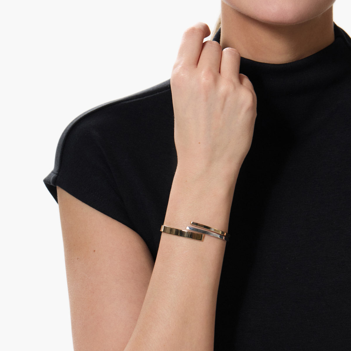 Pulsera rígida cuadrada de oro bicolor 18K triple tubo 60x50 mm