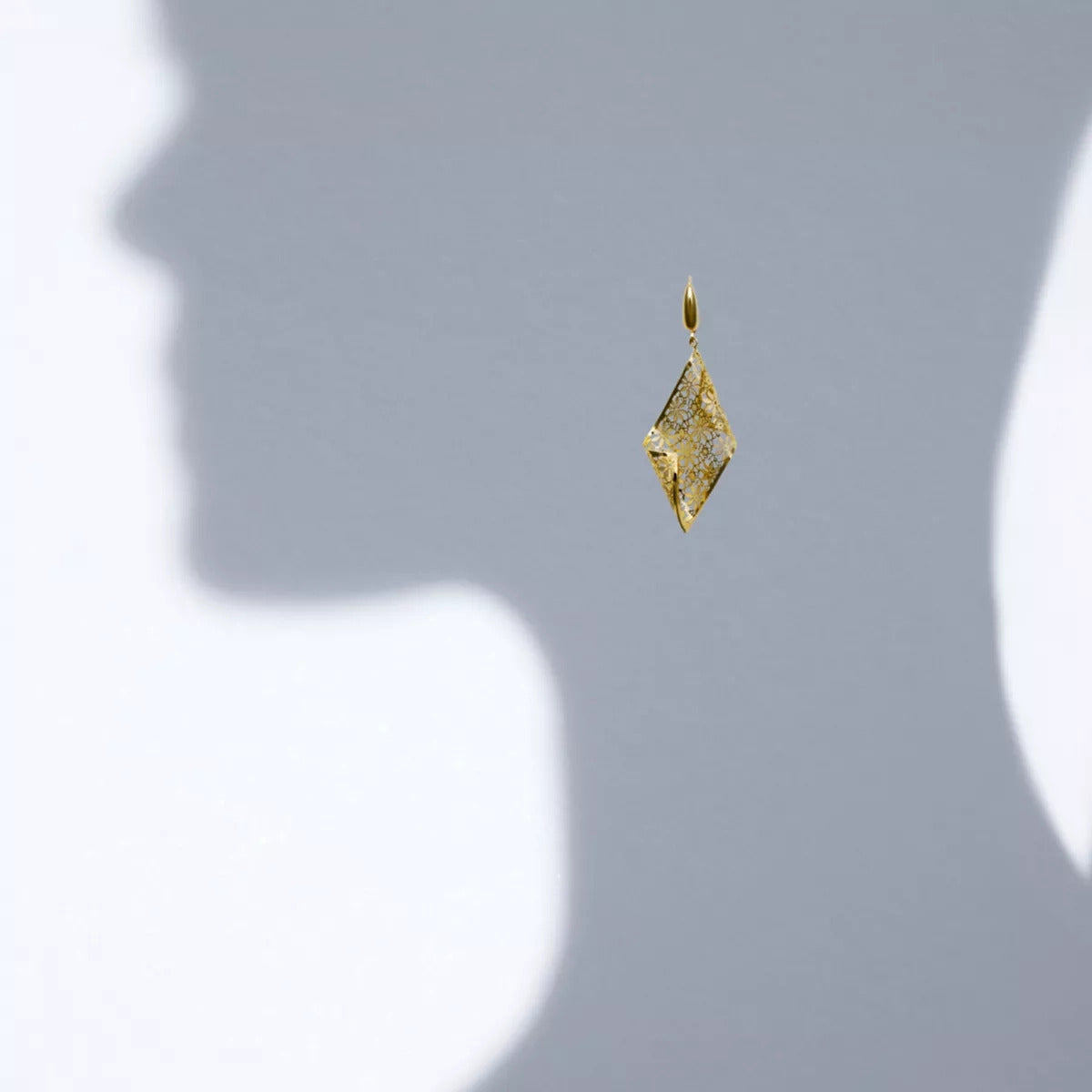 Pendientes largos rombo onda filigrana de oro bicolor 18K 60 mm