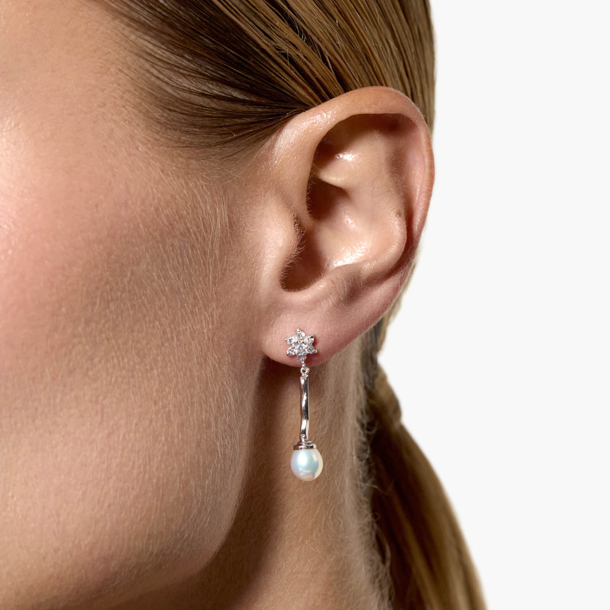 Pendientes largos estrellas de oro blanco 18K con perlas y circonitas 33 mm