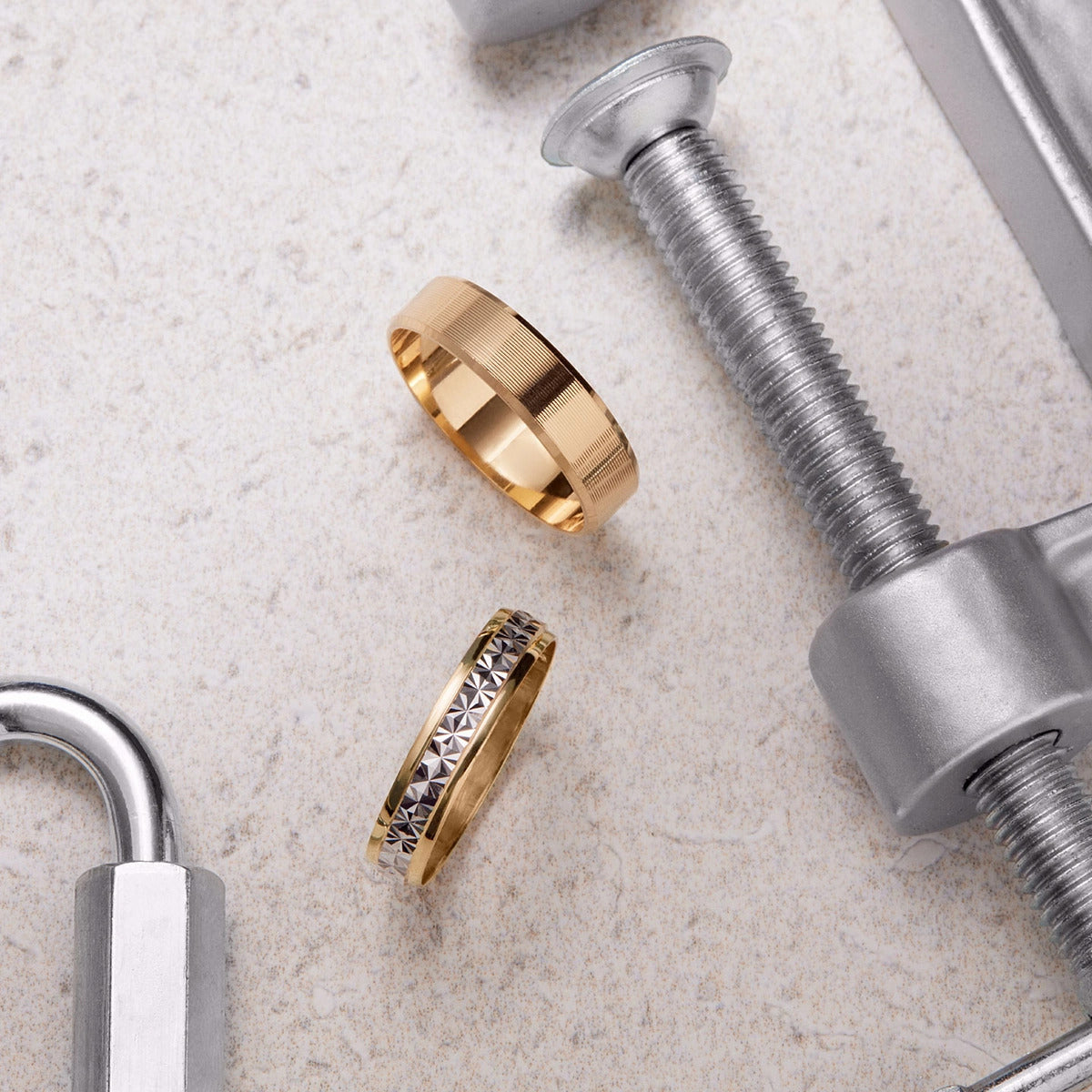 Alianza de oro bicolor 18K 4 mm acabado lapidado