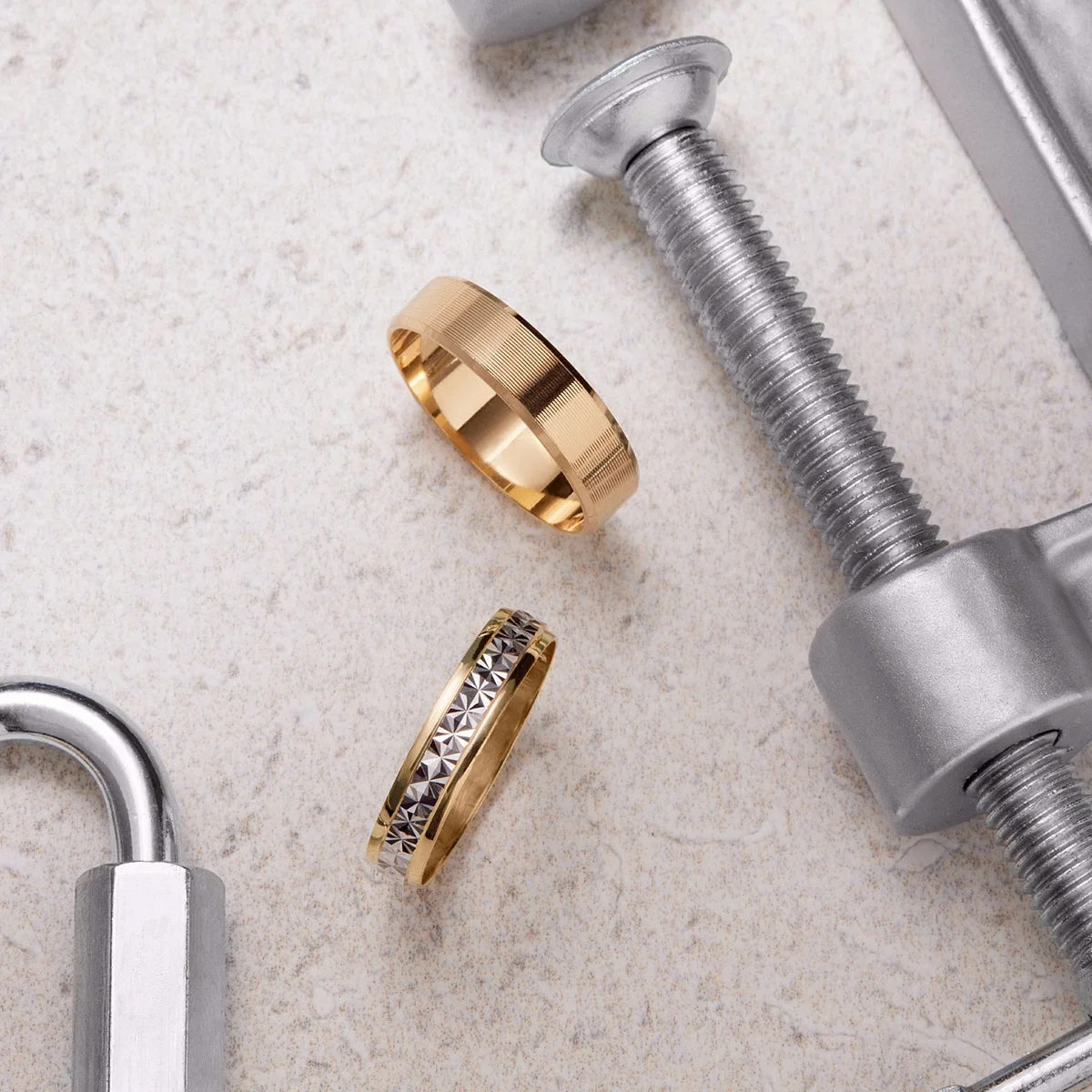 Alianza de oro bicolor 18K 4 mm acabado lapidado