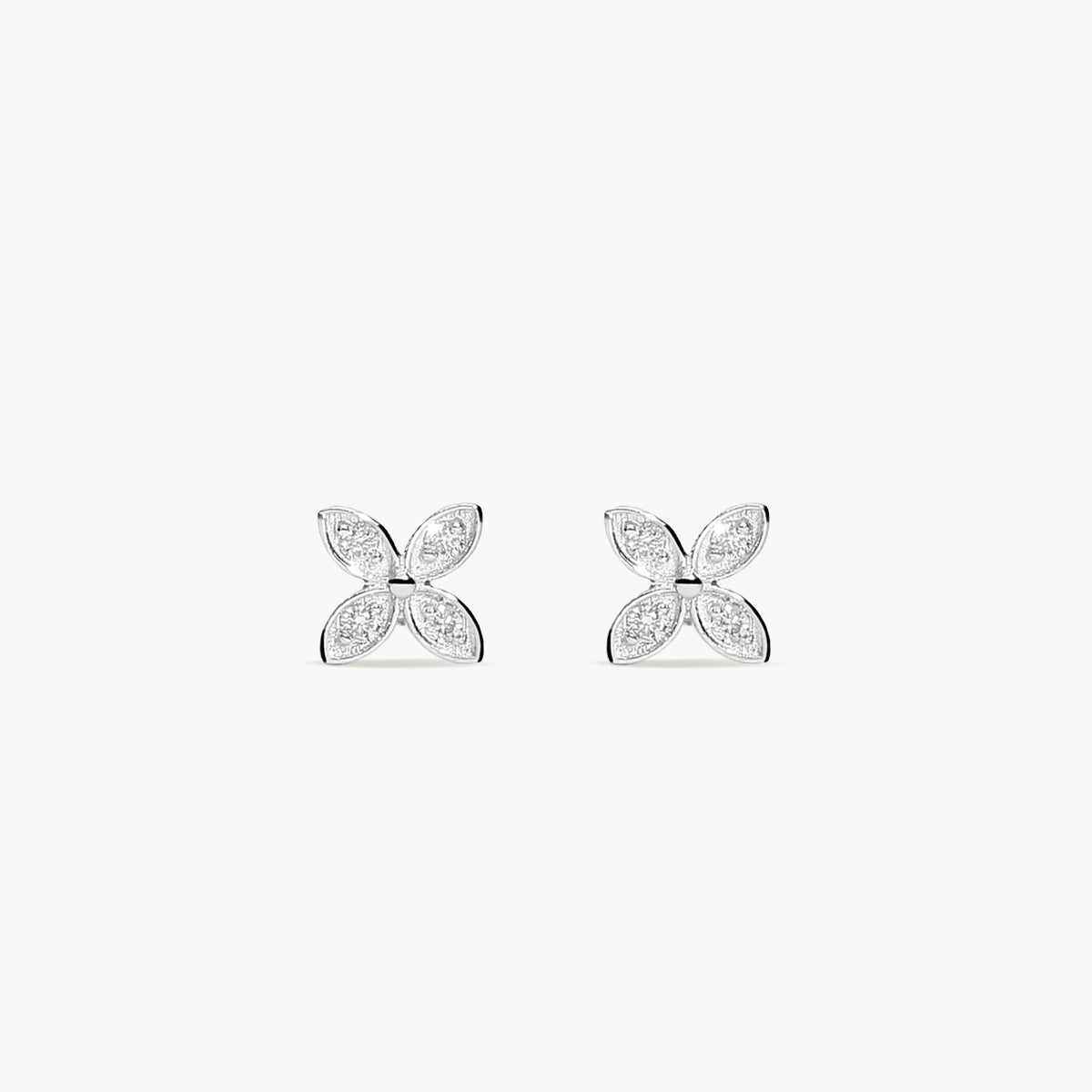 Pendientes trébol de oro blanco 18K diamante natural 0.08 ct. 5 mm