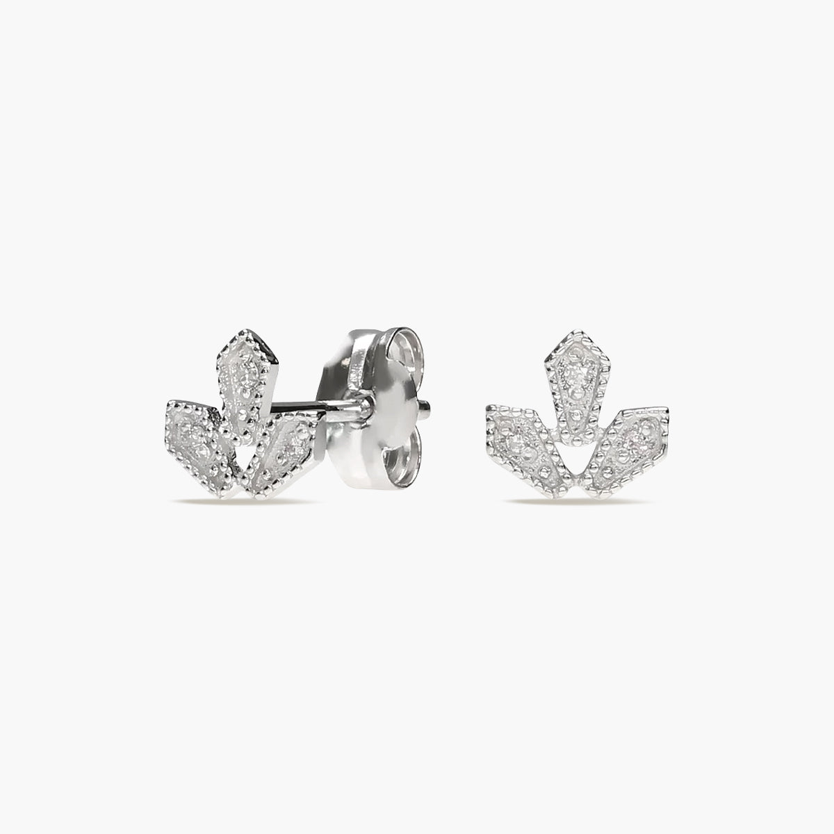 Pendientes trébol de oro blanco 18K diamante natural 0.05 ct. 5 mm