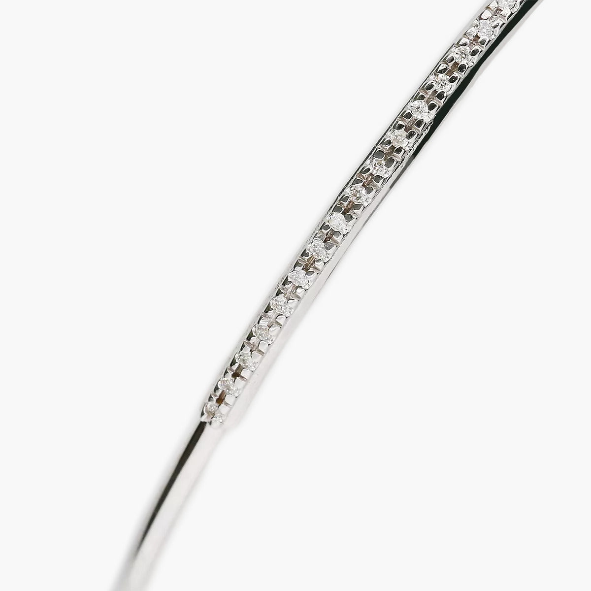 Pulsera rígida redonda de oro blanco 18K diamante natural 0.12 ct. 62x48 mm