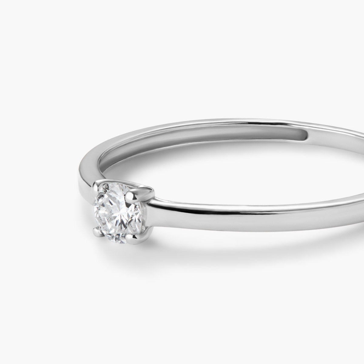 Anillo de oro blanco 18K diamante natural 0.15 ct. MOON
