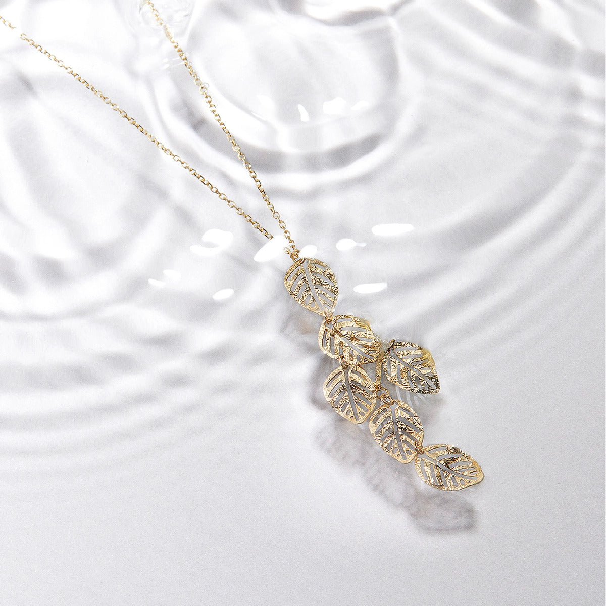 Collar hojas de oro 18K 44 mm