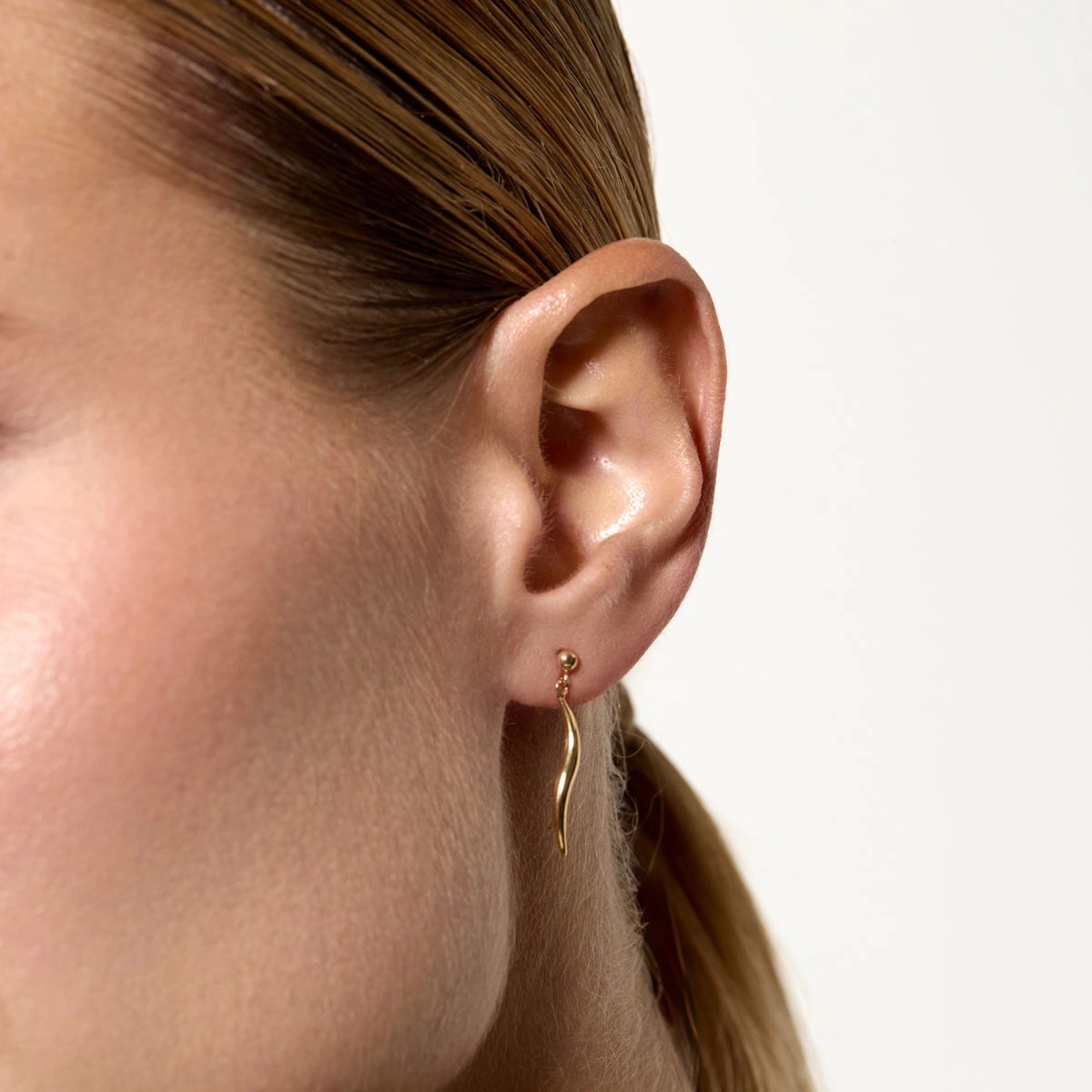 Pendientes largos forma onda de oro 18K 26 mm
