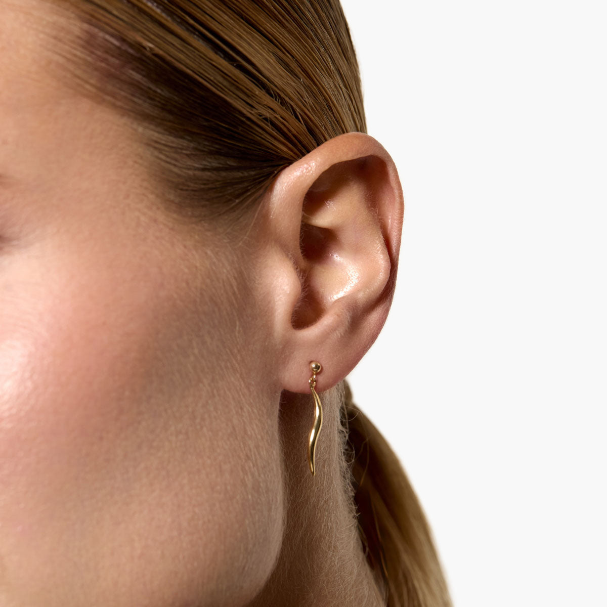 Pendientes largos forma onda de oro 18K 26 mm