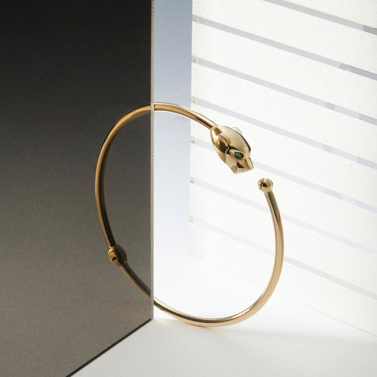 Pulsera rígida de oro 18K circonita verde 55x45 mm LEOPARD