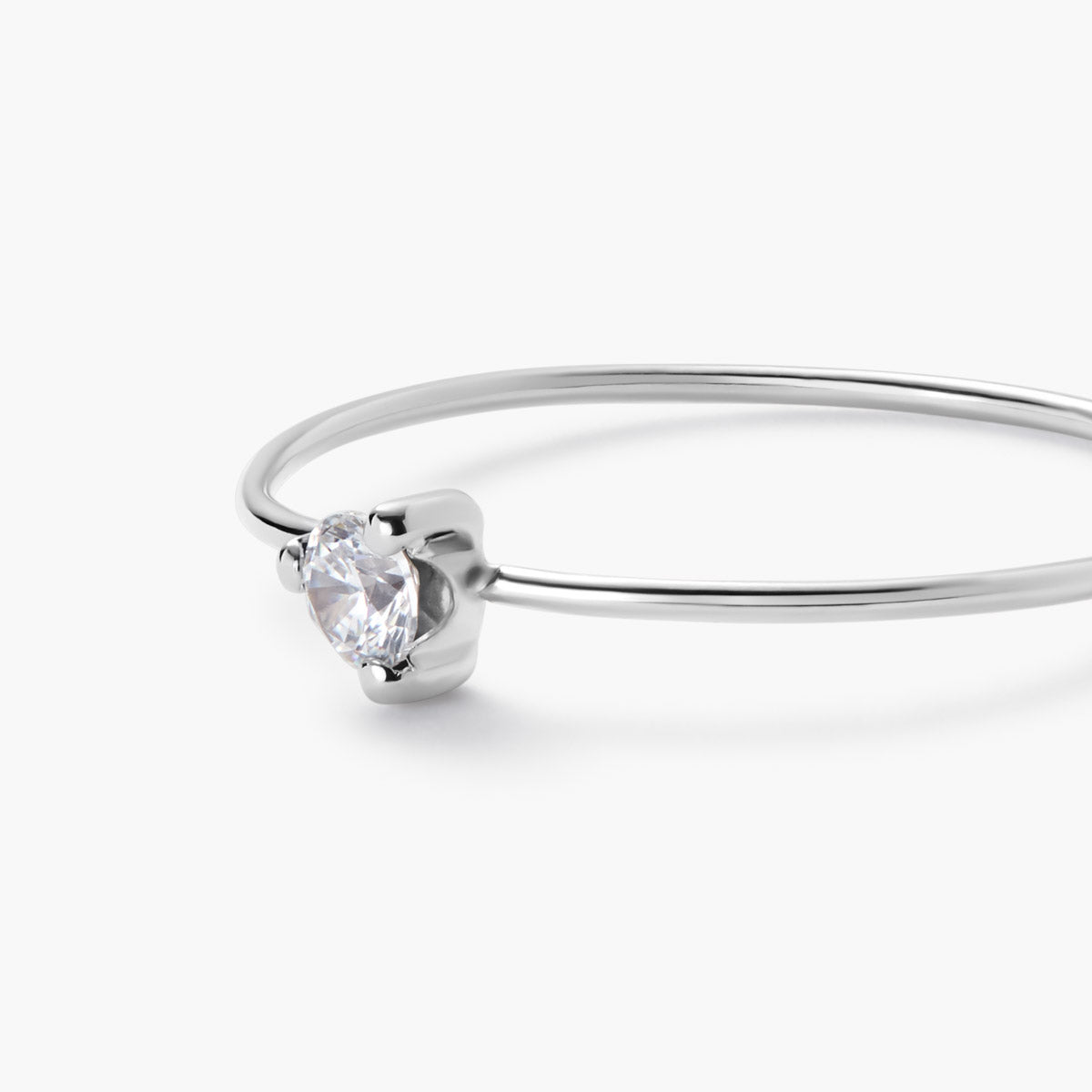 Anillo de oro blanco 18K 