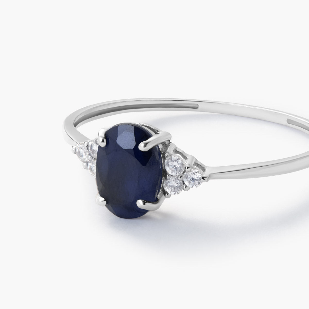 Anillo de oro blanco 18K zafiro 