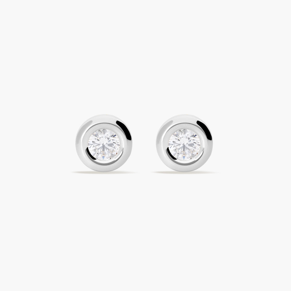 Pendientes redondos de oro blanco 18K circonitas 6 mm