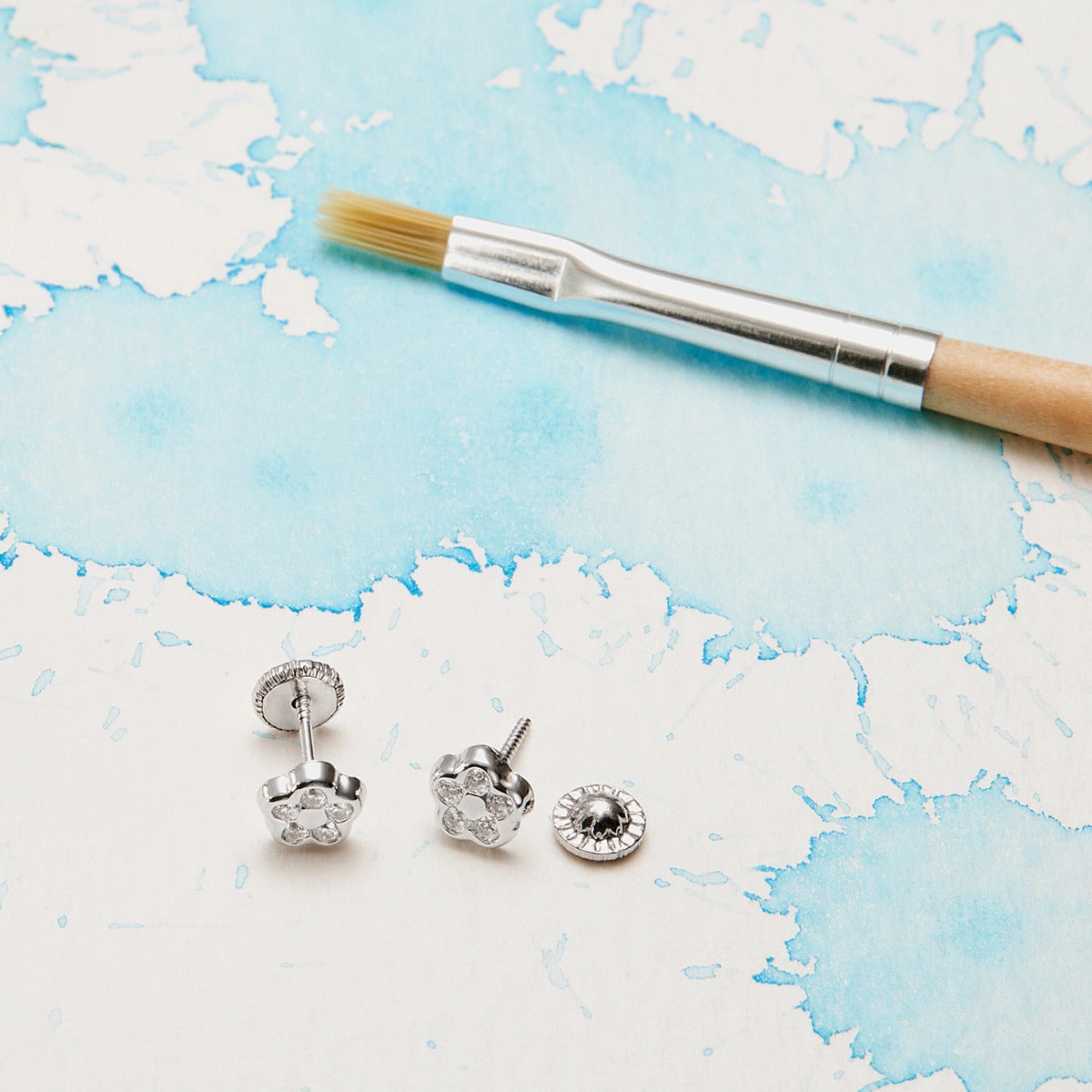 Pendientes margarita de oro blanco 18K circonitas para bebé 5 mm
