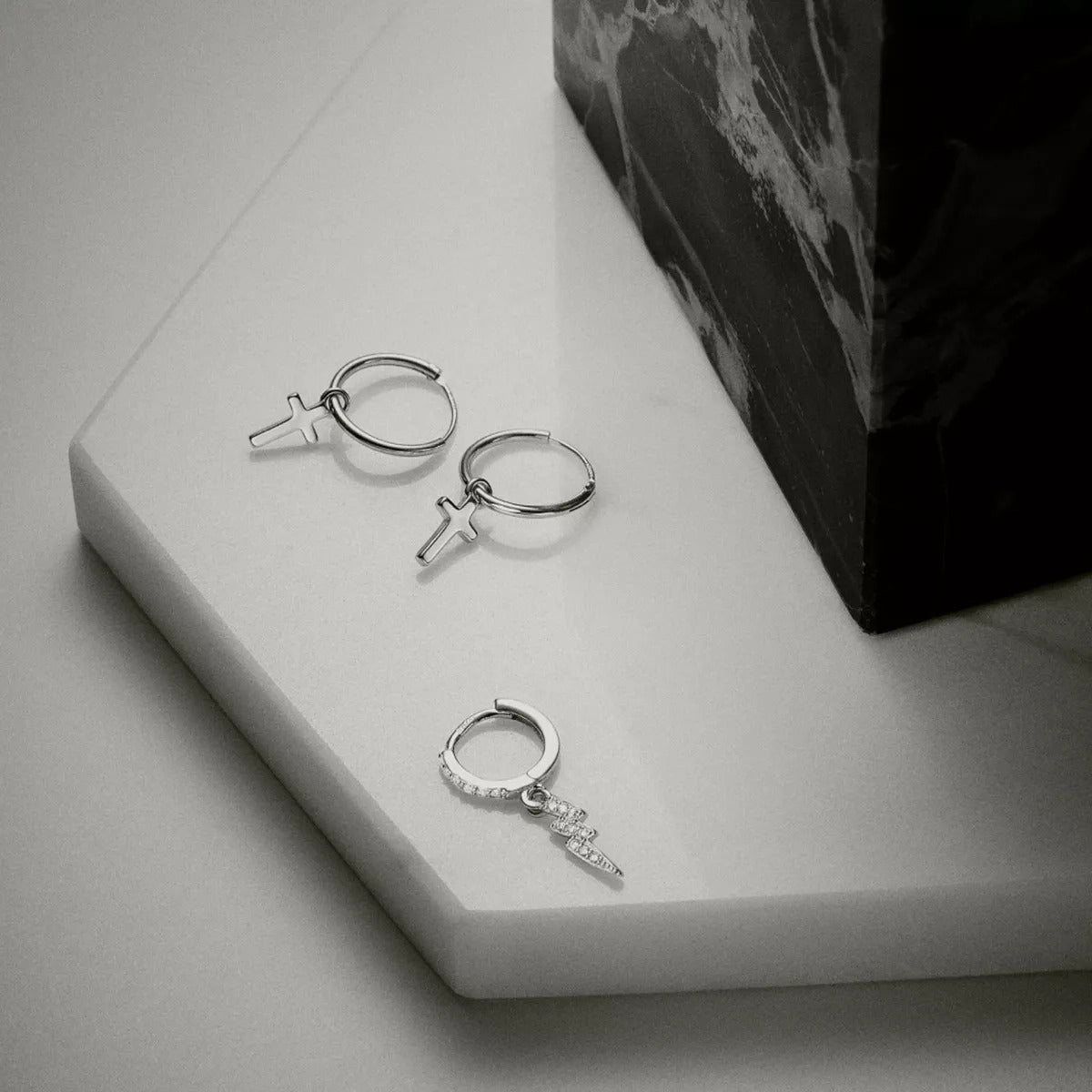 Pendientes de aro colgante cruz de plata 1ª ley 13 mm
