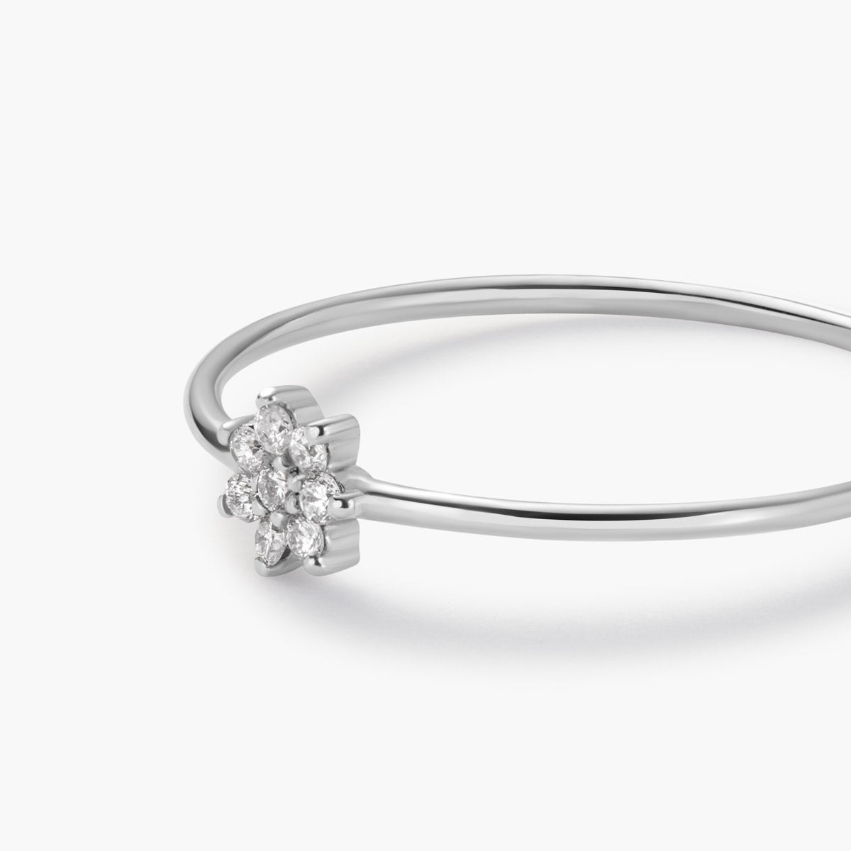 Anillo de oro blanco 18K diamante natural 0.08 ct.