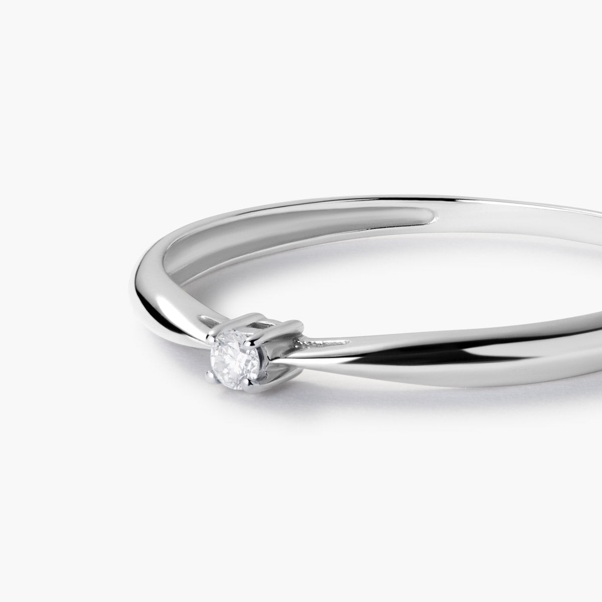 Anillo de oro blanco 18K diamante natural 0.03 ct. MOON