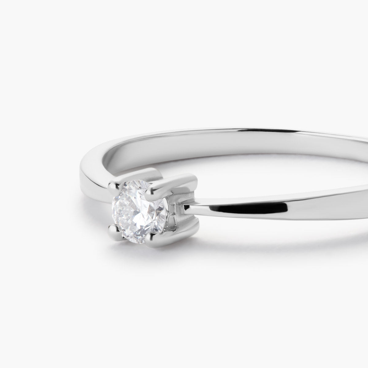 Anillo de oro blanco 18K diamante natural 0.15 ct. MOON