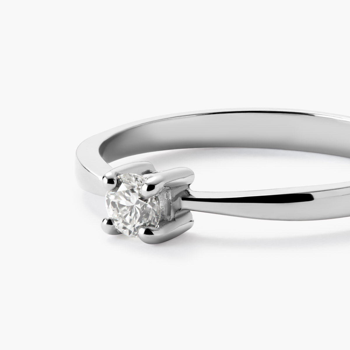 Anillo de oro blanco 18K diamante natural 0.2 ct. MOON