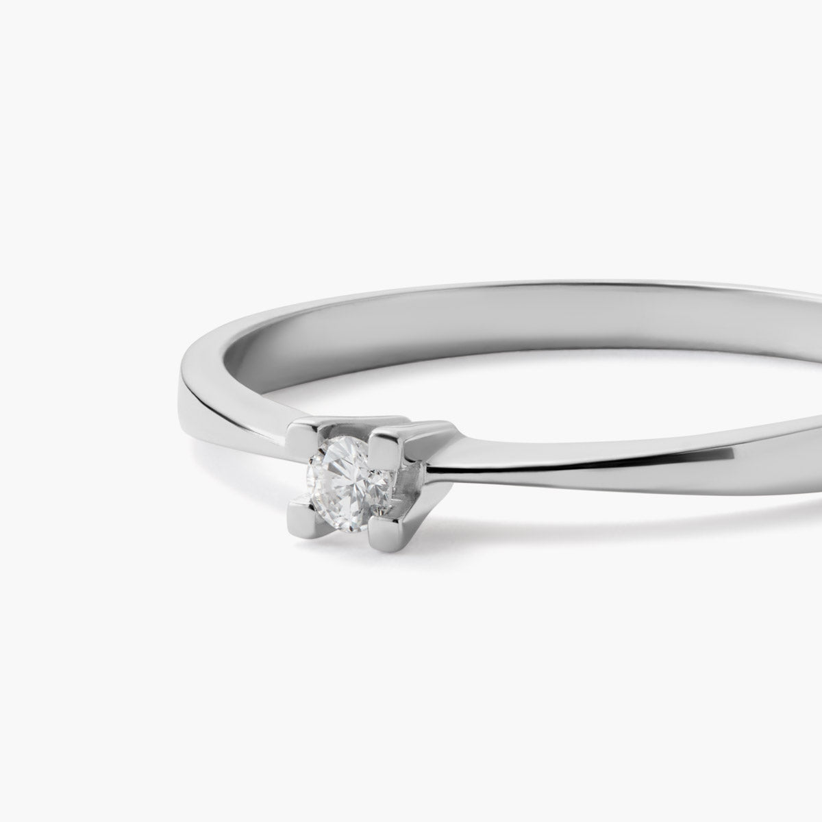 Anillo de oro blanco 18K diamante natural 0.05 ct. MOON