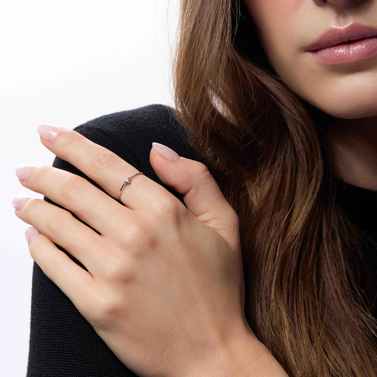 Anillo de oro blanco 18K diamante natural 0.07 ct. MOON