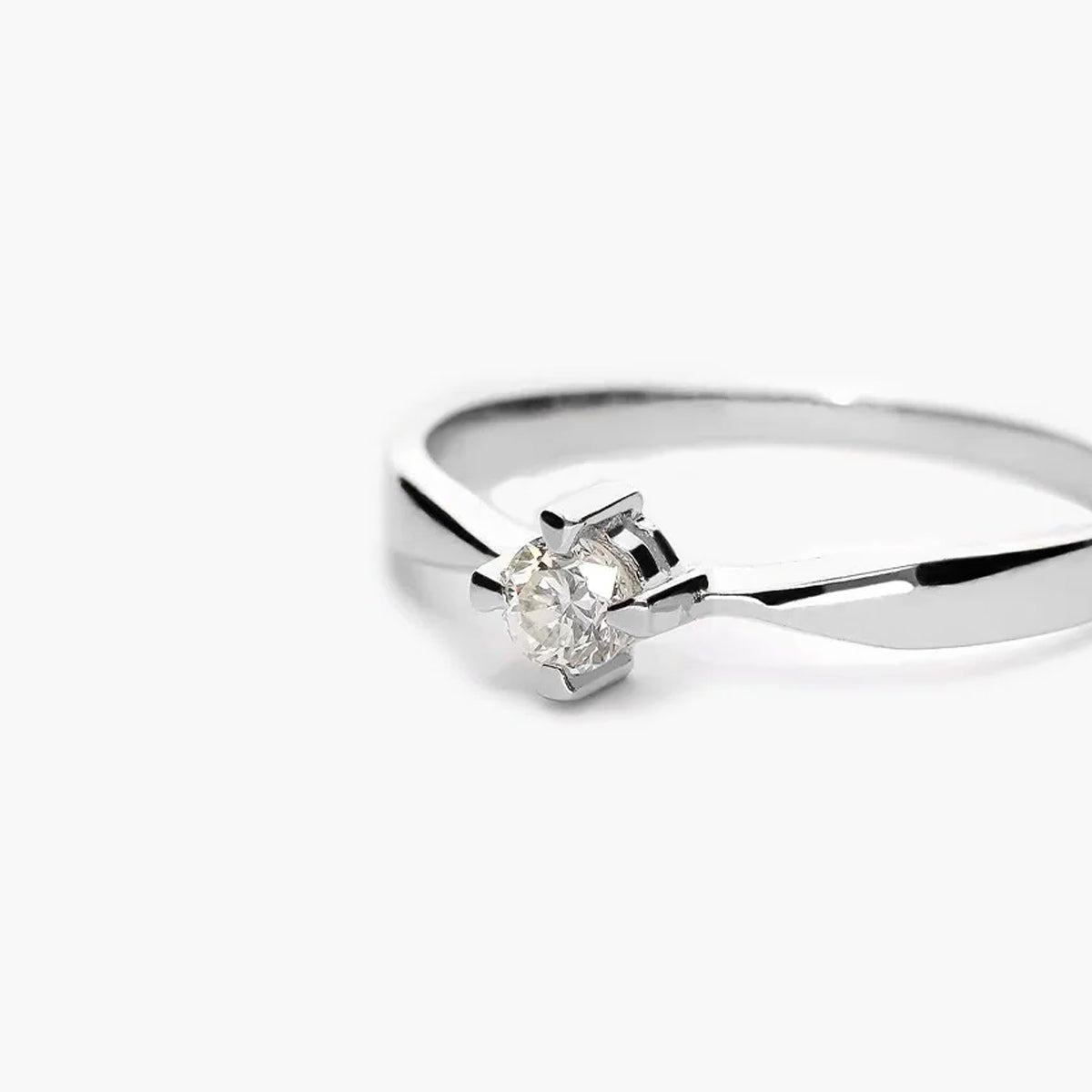 Anillo de oro blanco 18K diamante natural 0.15 ct. MOON
