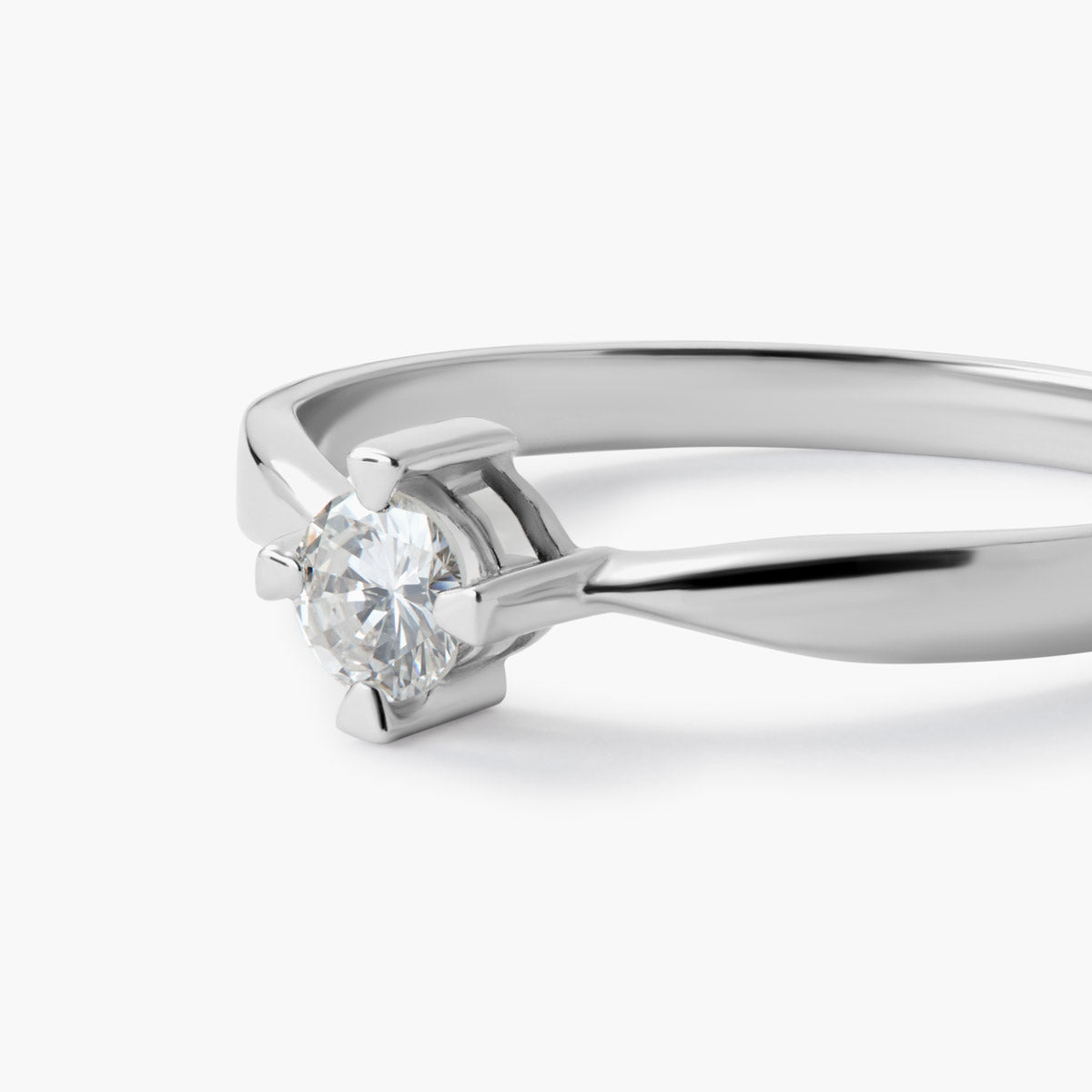 Anillo de oro blanco 18K diamante natural 0.2 ct. MOON