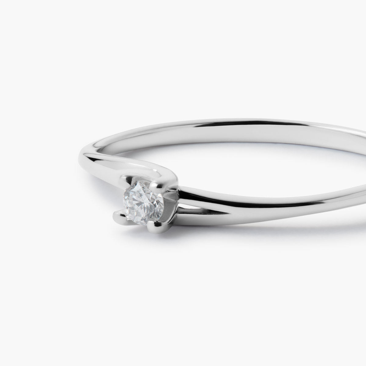 Anillo de oro blanco 18K diamante natural 0.05 ct. SWIRL