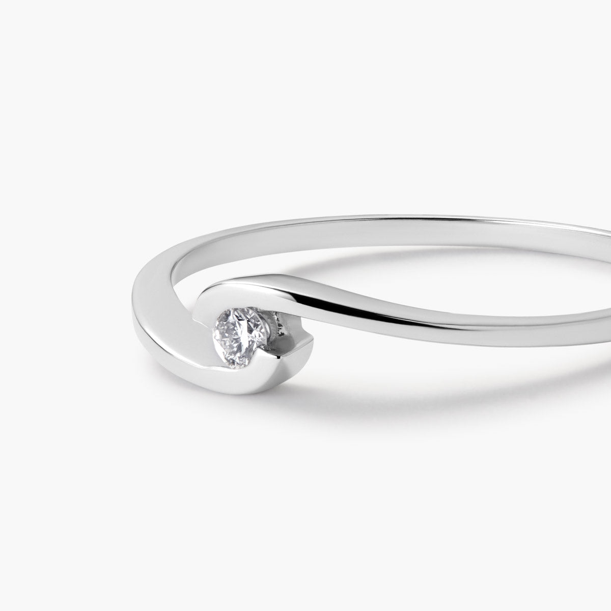 Anillo de oro blanco 18K diamante natural 0.05 ct. GRAVITY