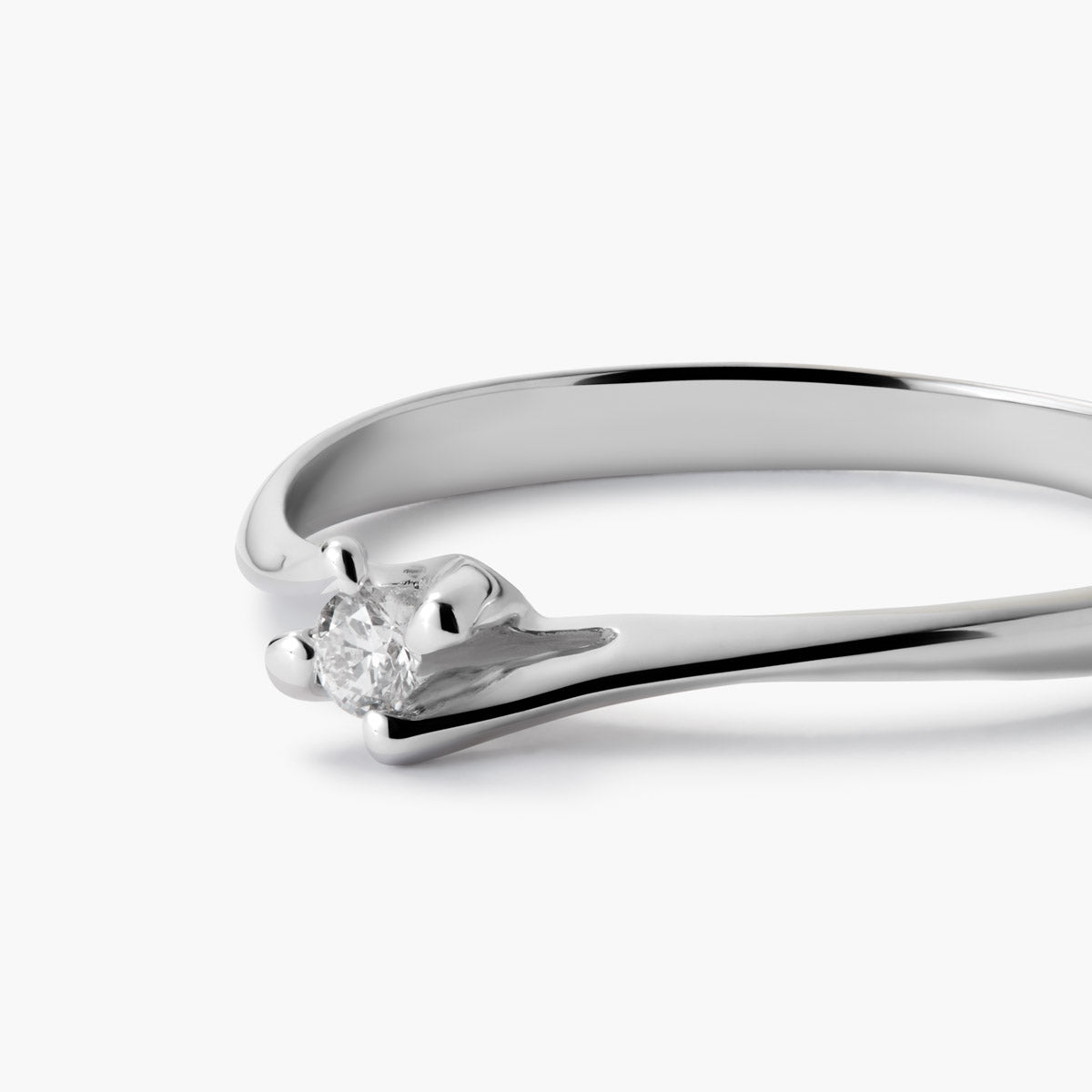 Anillo de oro blanco 18K diamante natural 0.05 ct. SWIRL
