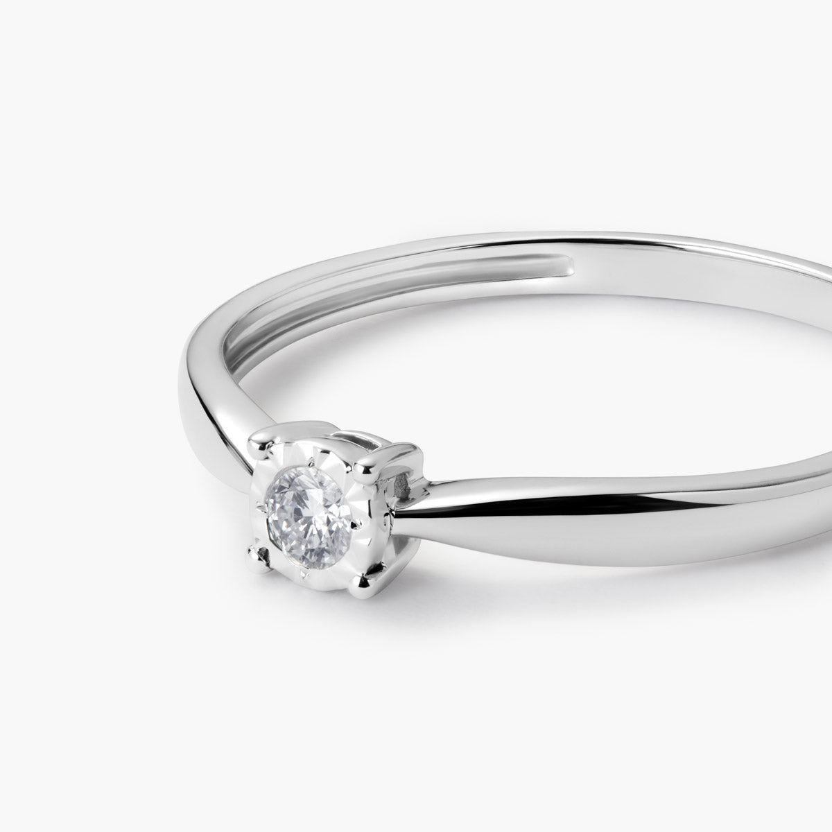 Anillo de oro blanco 18K diamante natural 0.055 ct.