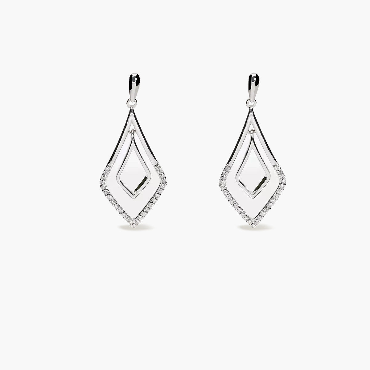 Pendientes largos de oro blanco 18K diamante natural 0.15 ct. 28 mm