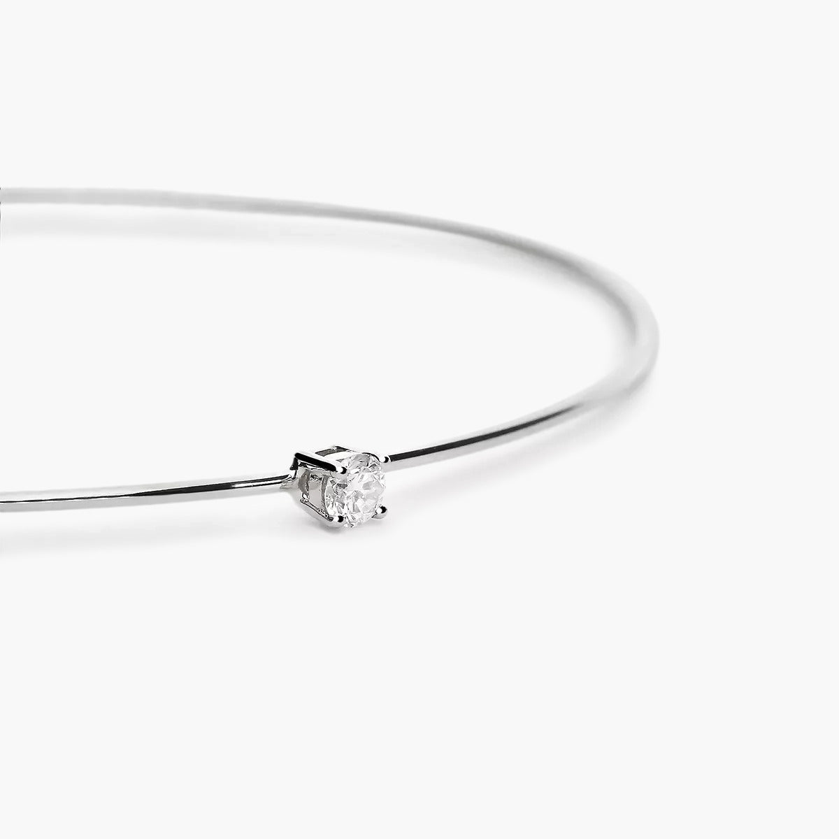 Pulsera rígida de oro blanco 18K diamante natural 0.09 ct. 55x50 mm