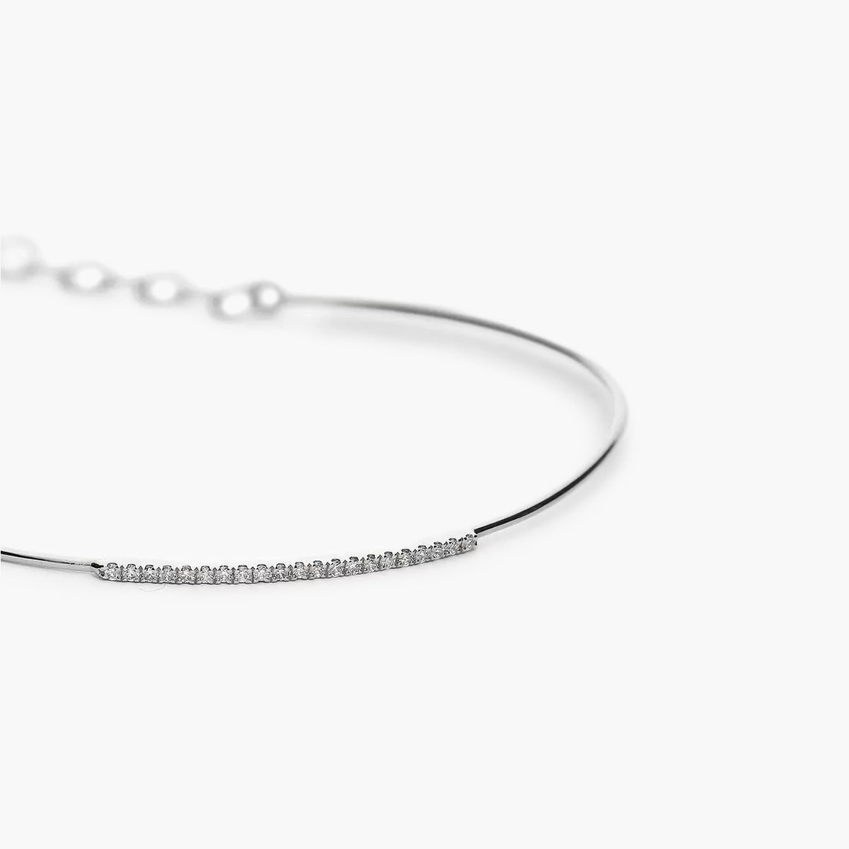Pulsera rígida de oro blanco 18K diamante natural 0.15 ct. 53x48 mm