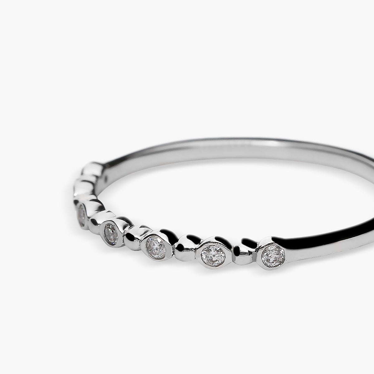 Anillo de oro blanco 18K diamante natural 0.07 ct.