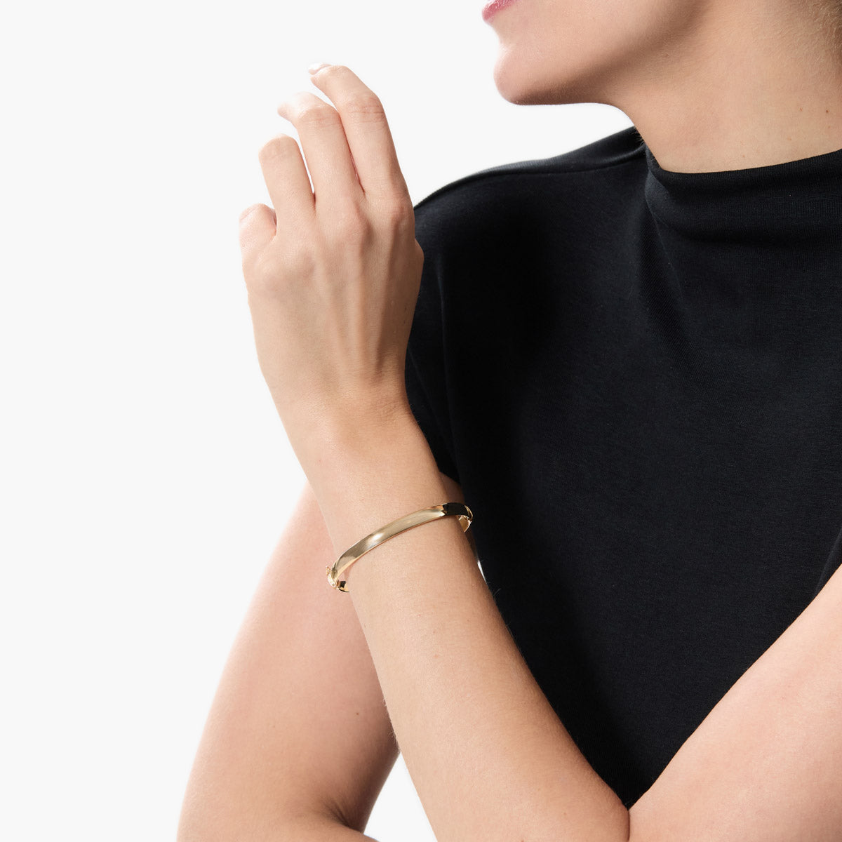 Pulsera rígida oval de oro 18K 50x60 mm