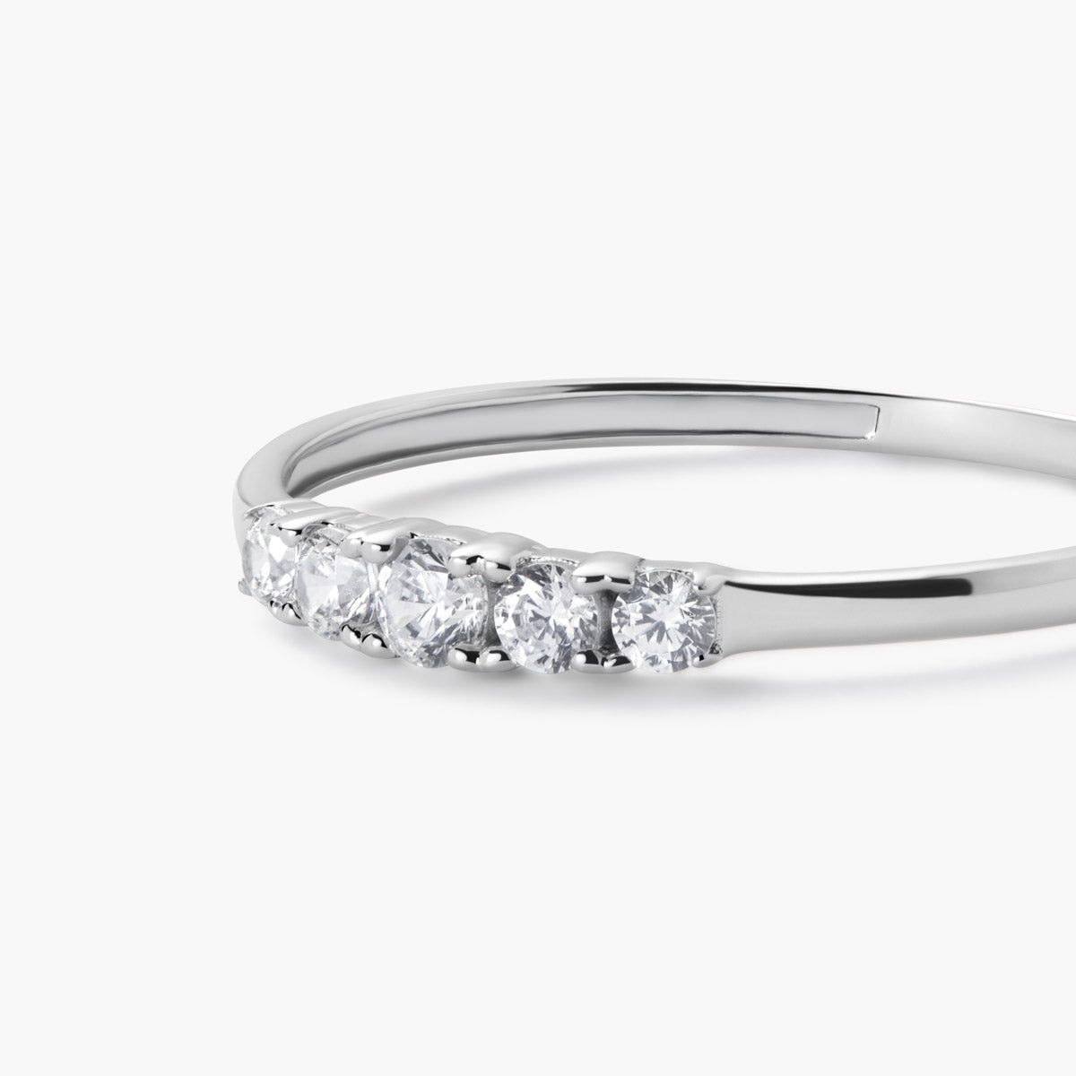 Anillo de oro blanco 18K