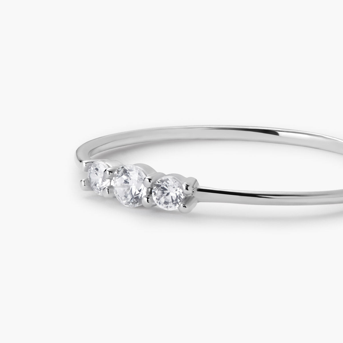 Anillo de oro blanco 18K