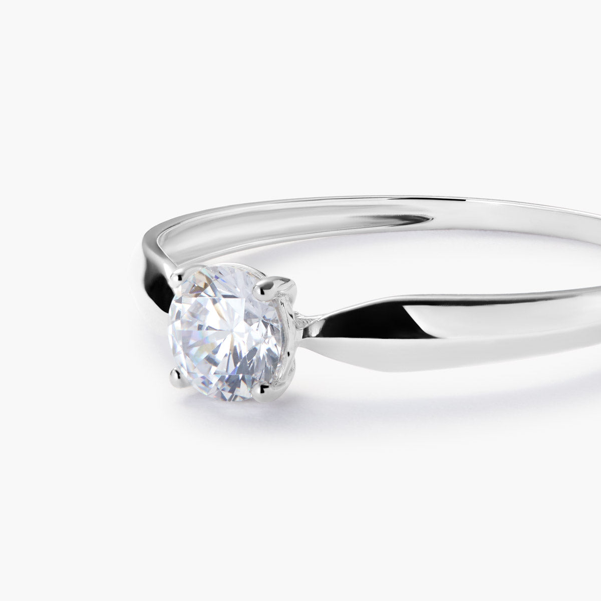 Anillo de oro blanco 18K