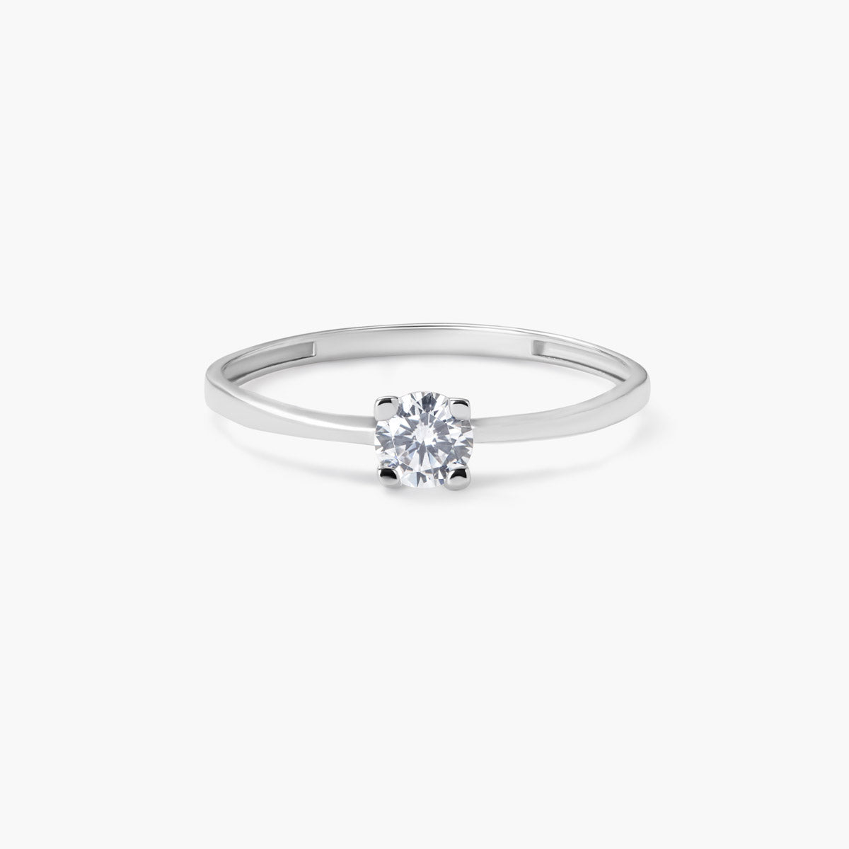 Anillo de oro blanco 18K